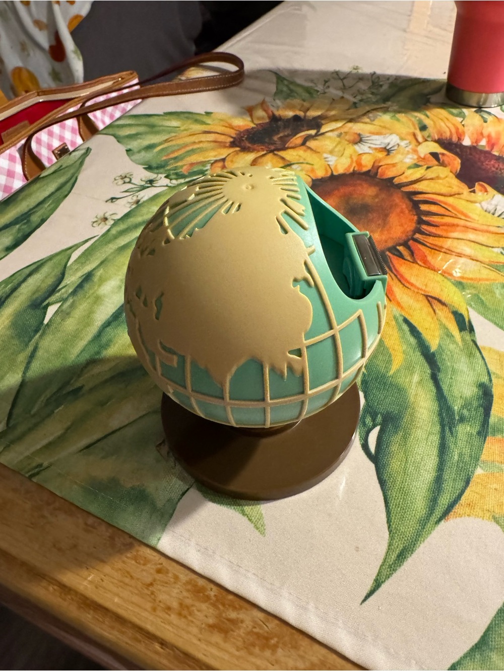 3m tape dispenser shaped like a globe - Picture 2 of 2